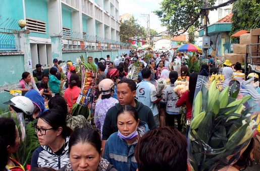 cho hoa lo n nha t sa i go n cha t ni ch nguo i nga y cuo i nam