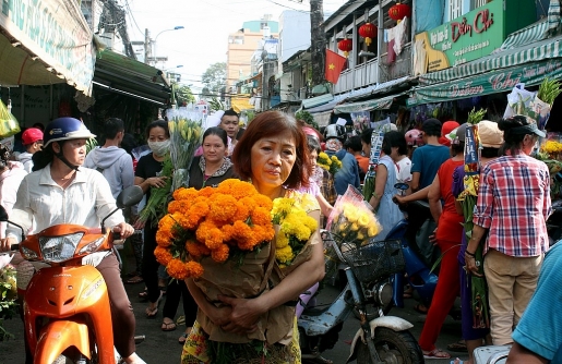 cho hoa lo n nha t sa i go n cha t ni ch nguo i nga y cuo i nam