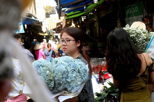 cho hoa lo n nha t sa i go n cha t ni ch nguo i nga y cuo i nam