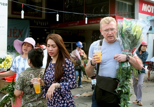 cho hoa lo n nha t sa i go n cha t ni ch nguo i nga y cuo i nam