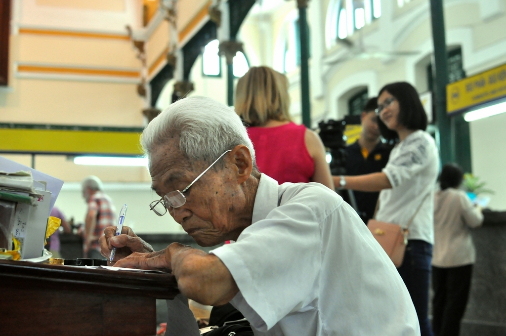 giua sai gon hoa le co mot ong lao gan 90 tuoi van ngay ngay tham lang ket noi ca the gioi
