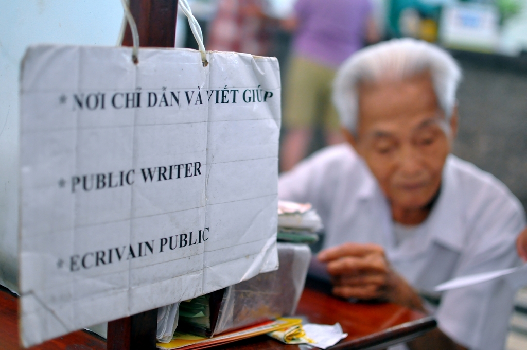 giua sai gon hoa le co mot ong lao gan 90 tuoi van ngay ngay tham lang ket noi ca the gioi