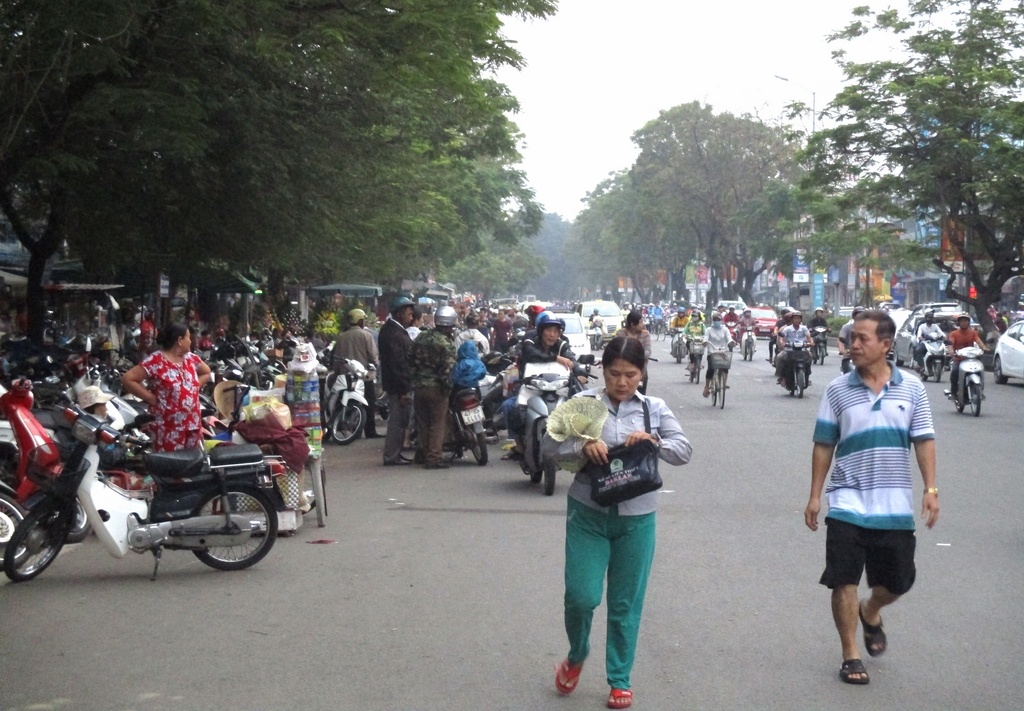 hue nguo i dan vo tu la n chie m via bai xe tran ra duong