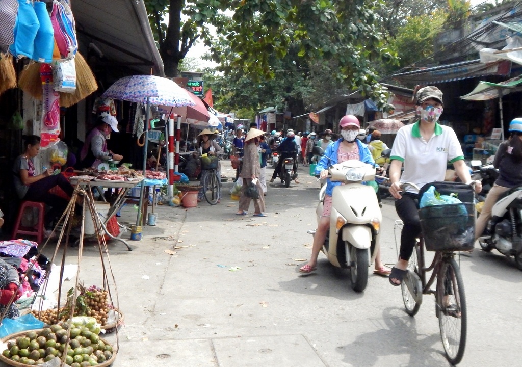 hue nguo i dan vo tu la n chie m via bai xe tran ra duong