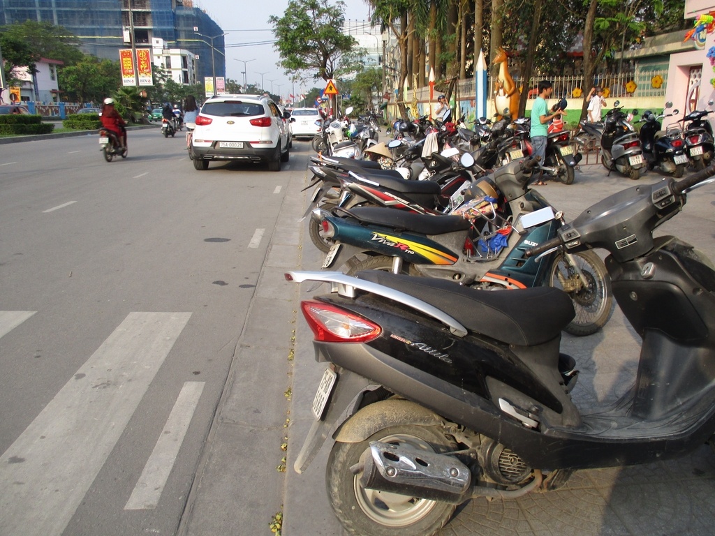 hue nguo i dan vo tu la n chie m via bai xe tran ra duong