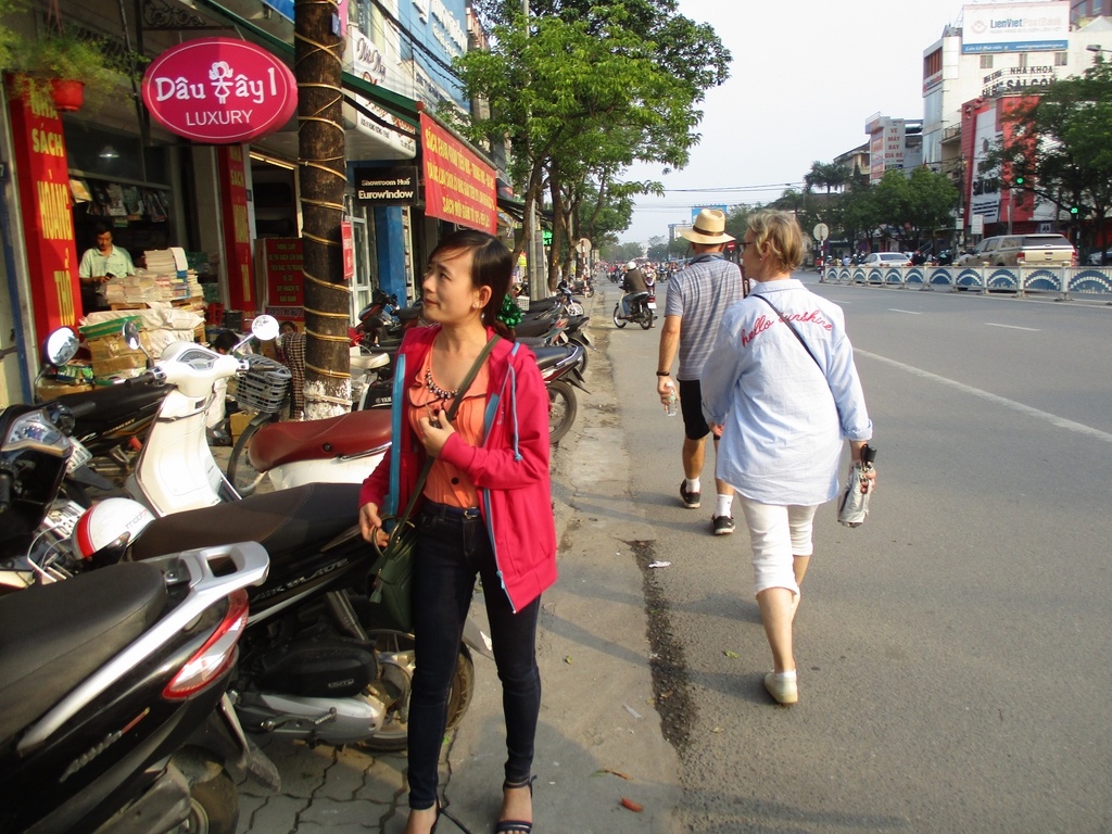 hue nguo i dan vo tu la n chie m via bai xe tran ra duong