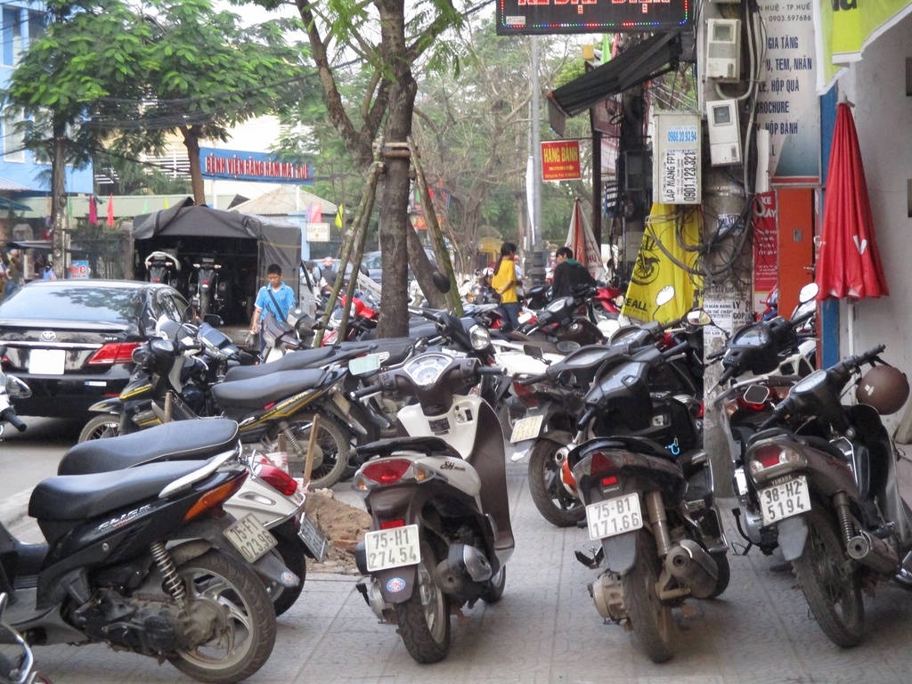 hue nguo i dan vo tu la n chie m via bai xe tran ra duong