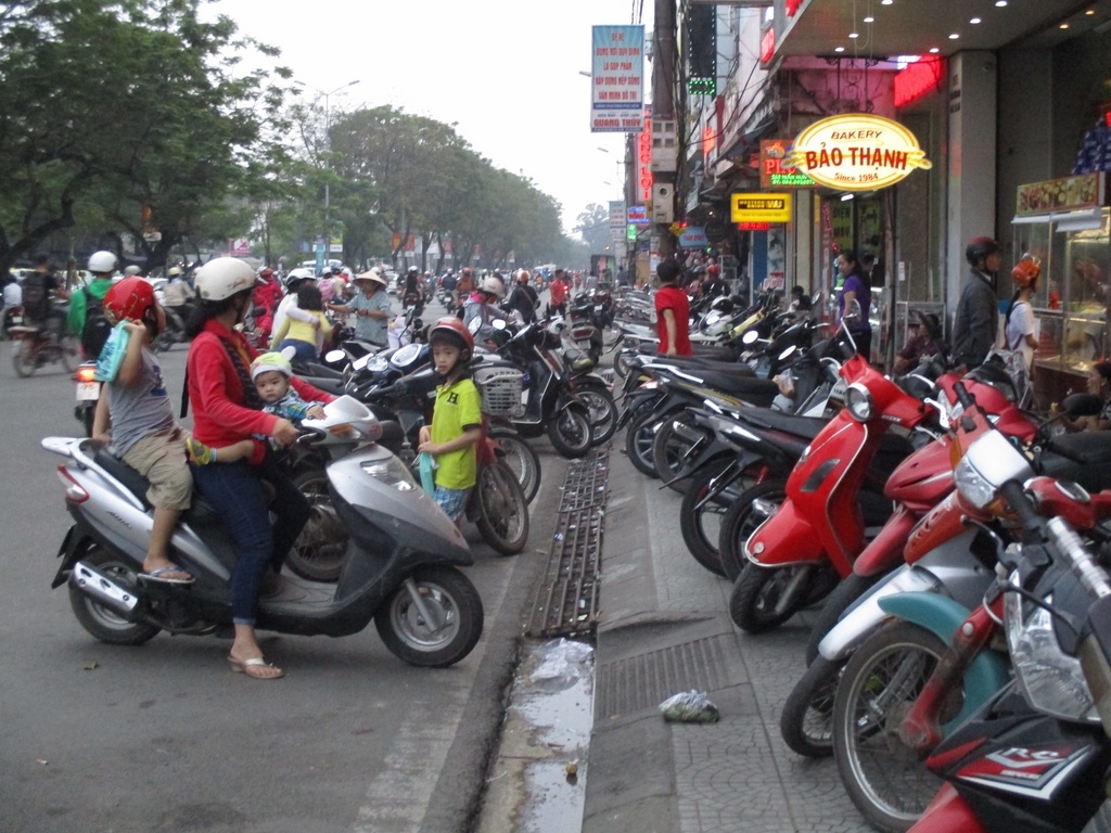 hue nguo i dan vo tu la n chie m via bai xe tran ra duong