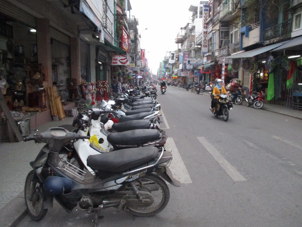 hue nguo i dan vo tu la n chie m via bai xe tran ra duong