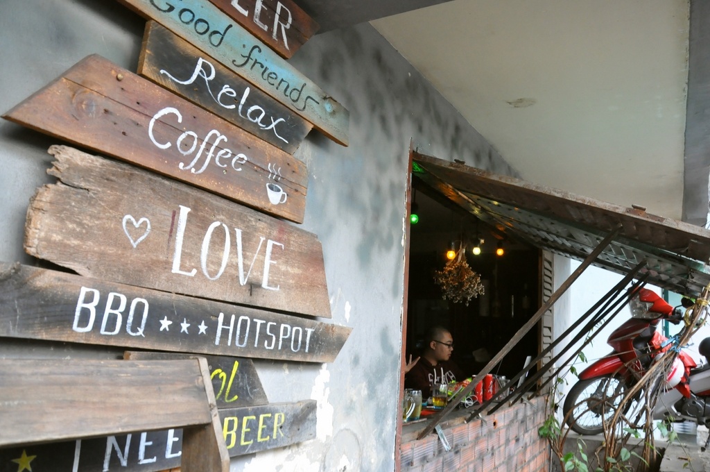 la o ha c qua n cafe da m chat hoai co an minh ben dong kenh xanh