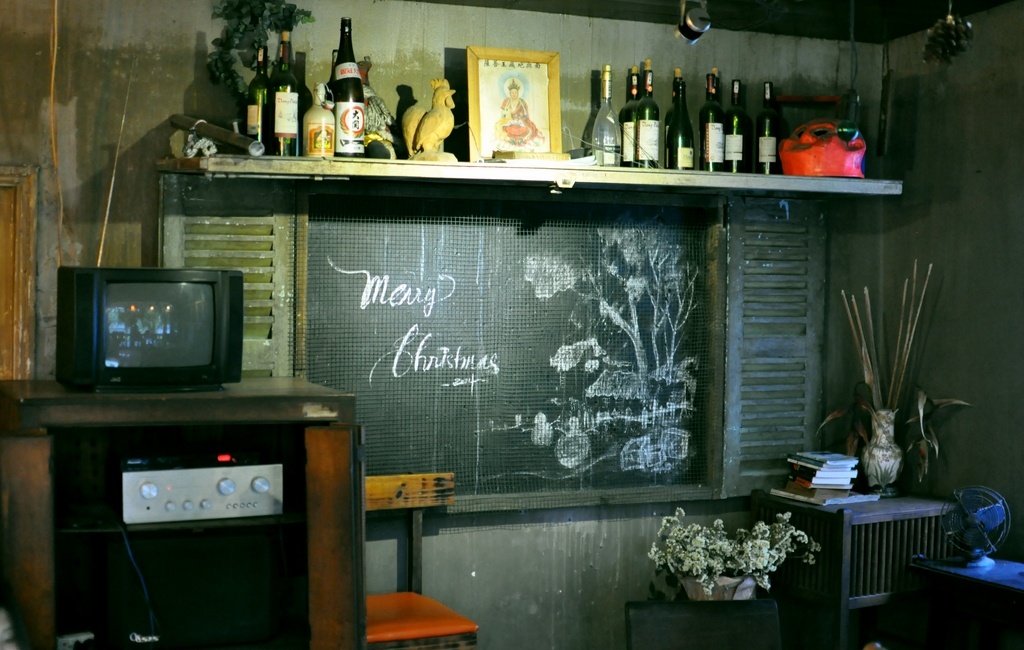la o ha c qua n cafe da m chat hoai co an minh ben dong kenh xanh