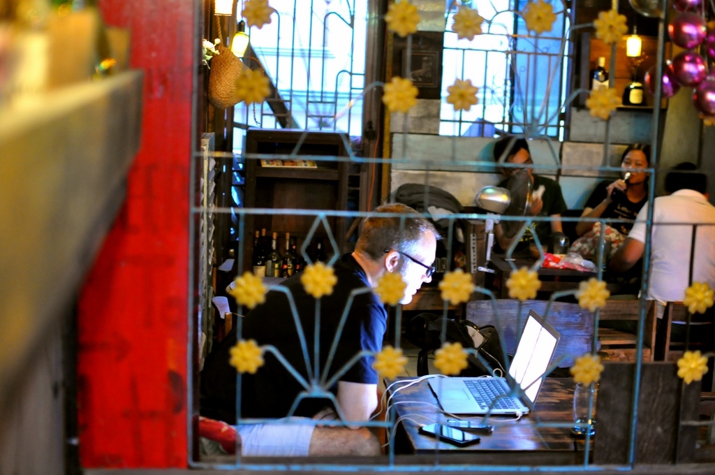 la o ha c qua n cafe da m chat hoai co an minh ben dong kenh xanh