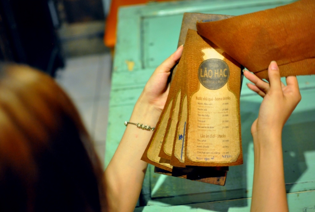 la o ha c qua n cafe da m chat hoai co an minh ben dong kenh xanh