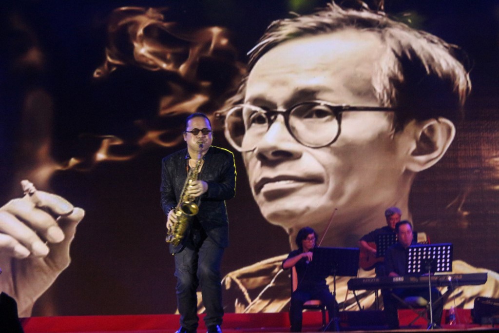 hang nghin khan gia hue thon thuc trong dem nhac tuong nho ns trinh cong son