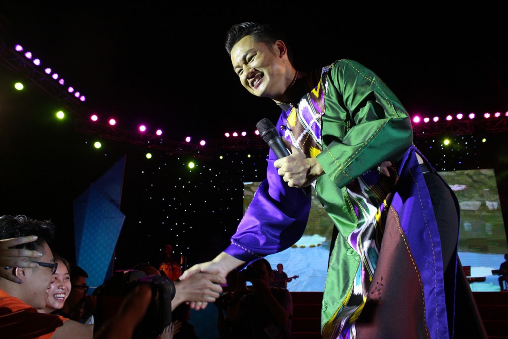 hang nghin khan gia hue thon thuc trong dem nhac tuong nho ns trinh cong son