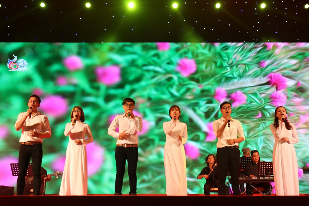 hang nghin khan gia hue thon thuc trong dem nhac tuong nho ns trinh cong son