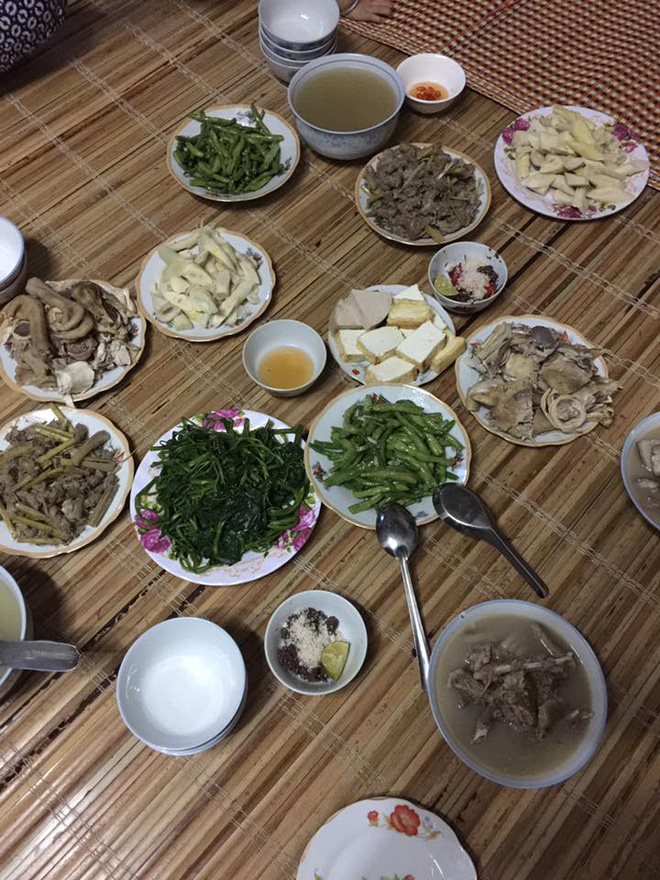 khoe mam com 450 nghin cho gia dinh 4 nguoi an me tre bi gach da toi tap vi chem gio