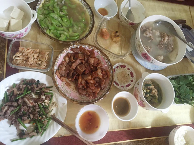 khoe mam com 450 nghin cho gia dinh 4 nguoi an me tre bi gach da toi tap vi chem gio