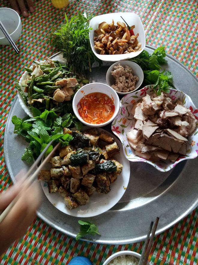 khoe mam com 450 nghin cho gia dinh 4 nguoi an me tre bi gach da toi tap vi chem gio