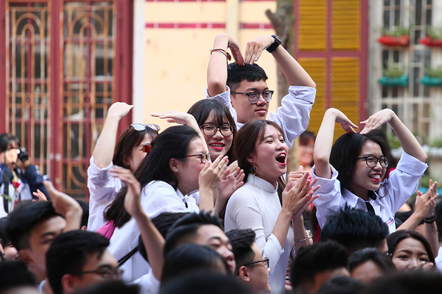 Nữ sinh Hà Nội xinh đẹp trong ngày bế giảng nu sinh ha noi xinh dep trong ngay be giang