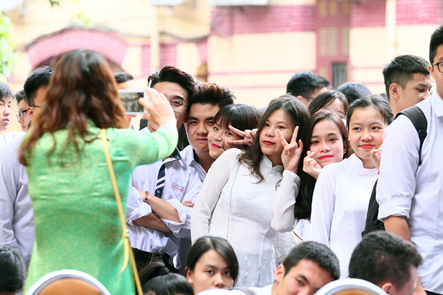 Nữ sinh Hà Nội xinh đẹp trong ngày bế giảng nu sinh ha noi xinh dep trong ngay be giang