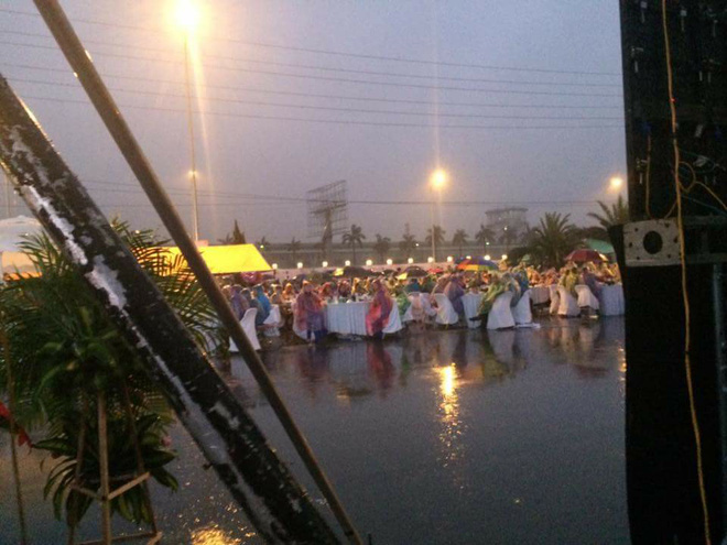 di tiec cuoi ngoai troi sang chanh hang tram khach doi ao mua trum nilon an bup phe toan canh