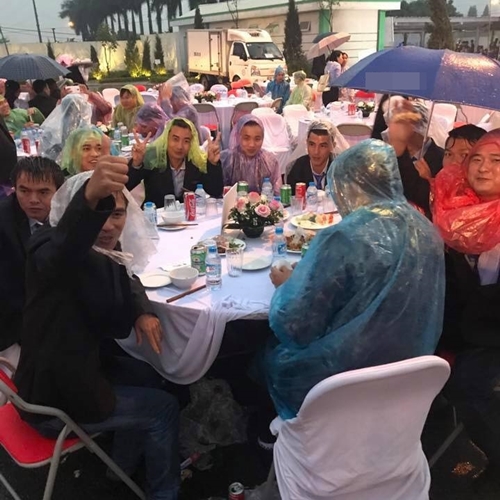 di tiec cuoi ngoai troi sang chanh hang tram khach doi ao mua trum nilon an bup phe toan canh