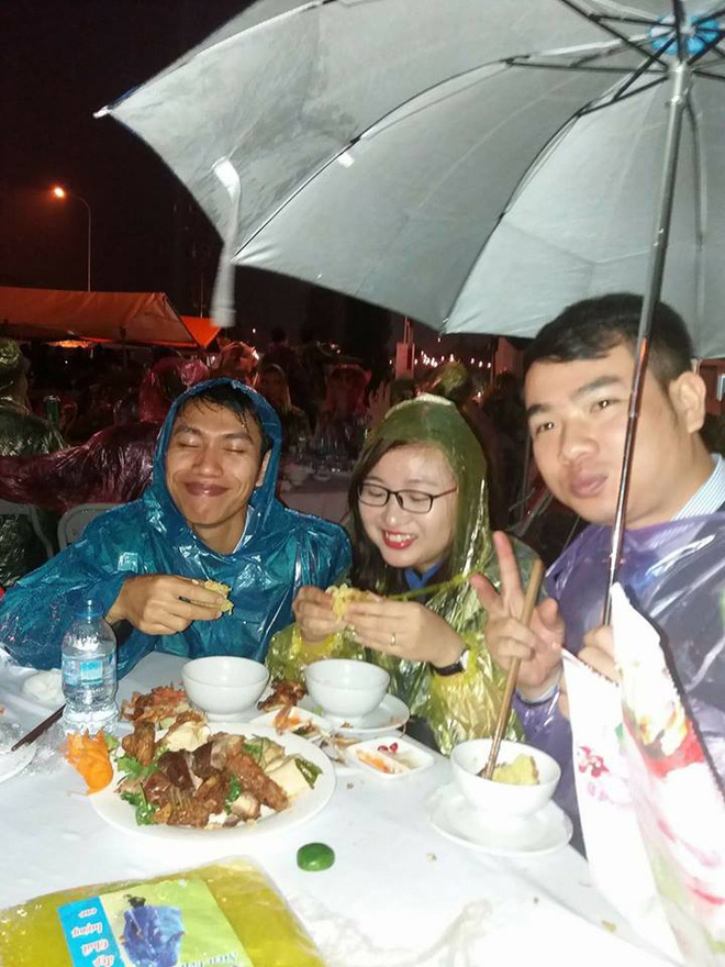 di tiec cuoi ngoai troi sang chanh hang tram khach doi ao mua trum nilon an bup phe toan canh