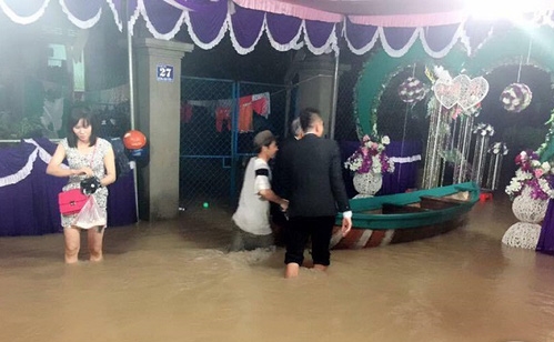 di tiec cuoi ngoai troi sang chanh hang tram khach doi ao mua trum nilon an bup phe toan canh