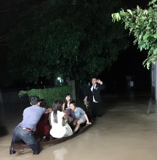 di tiec cuoi ngoai troi sang chanh hang tram khach doi ao mua trum nilon an bup phe toan canh