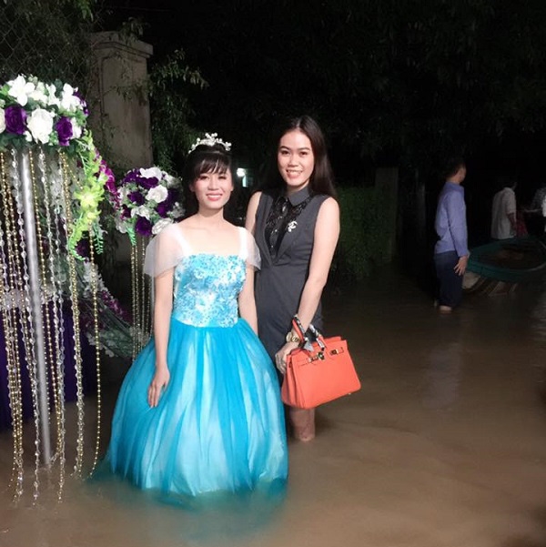di tiec cuoi ngoai troi sang chanh hang tram khach doi ao mua trum nilon an bup phe toan canh