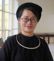 xuc dong hinh anh co giao cam ban nga song soai tren duong den truong