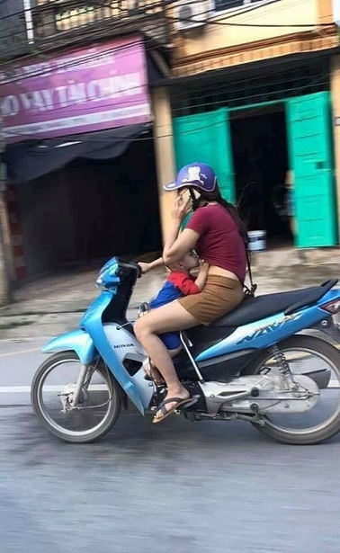 choang canh me bim sua vua cho con bu vua nghe dien thoai phong xe am am