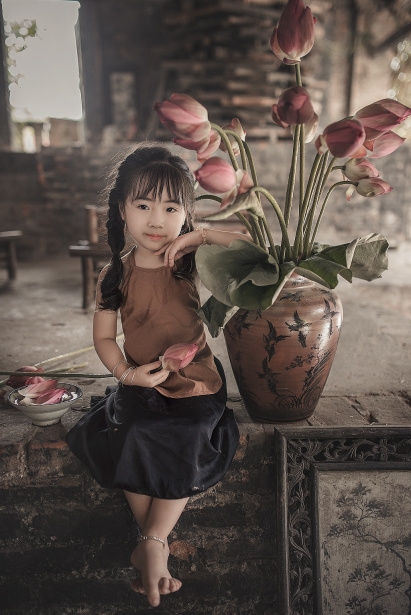 Tan chảy trước bộ ảnh chụp cùng hoa sen của 'Công chúa tóc xù' 5 tuổi tan chay truoc bo anh chup cung hoa sen cua cong chua toc xu 5 tuoi