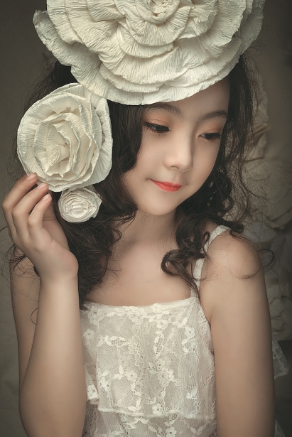 Xốn xang trước cô bé 8 tuổi mơ thành người mẫu chuyên nghiệp xon xang truoc co be 8 tuoi mo thanh nguoi mau chuyen nghiep
