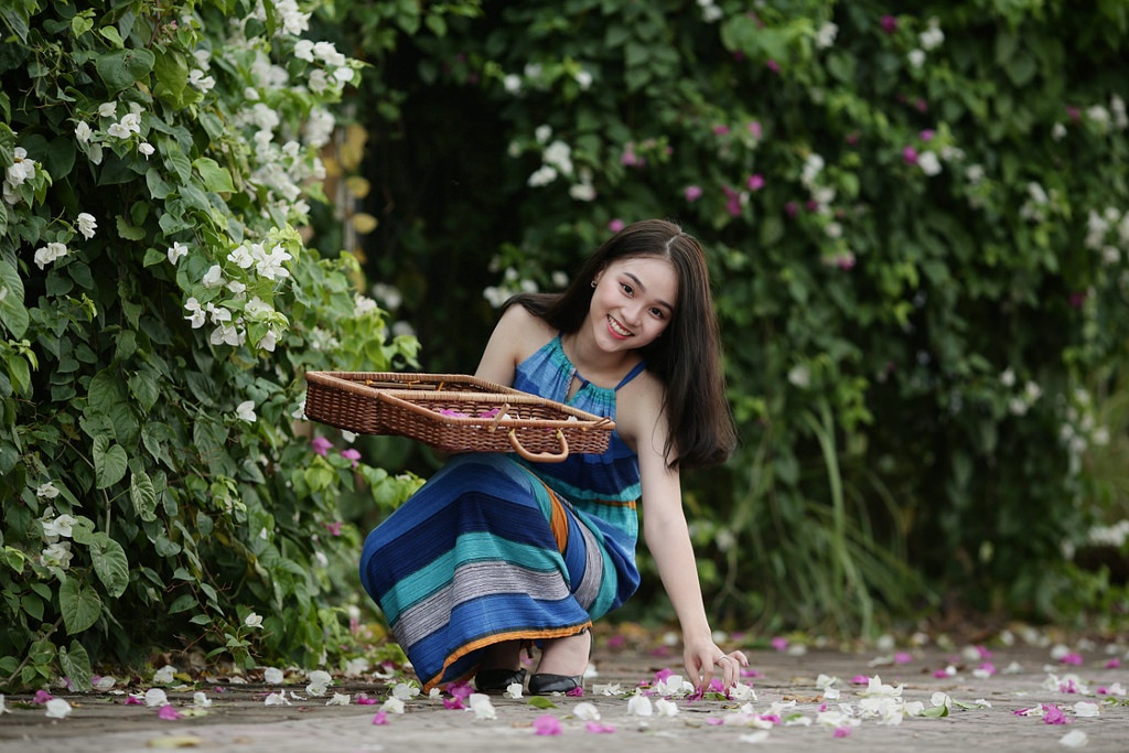 nu sinh 2k ha thanh dep trong sang ben dan hoa giay