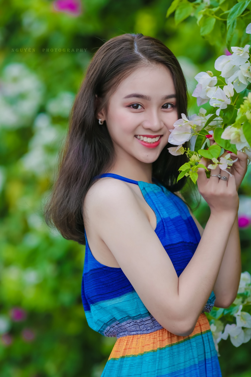 nu sinh 2k ha thanh dep trong sang ben dan hoa giay