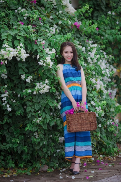 nu sinh 2k ha thanh dep trong sang ben dan hoa giay