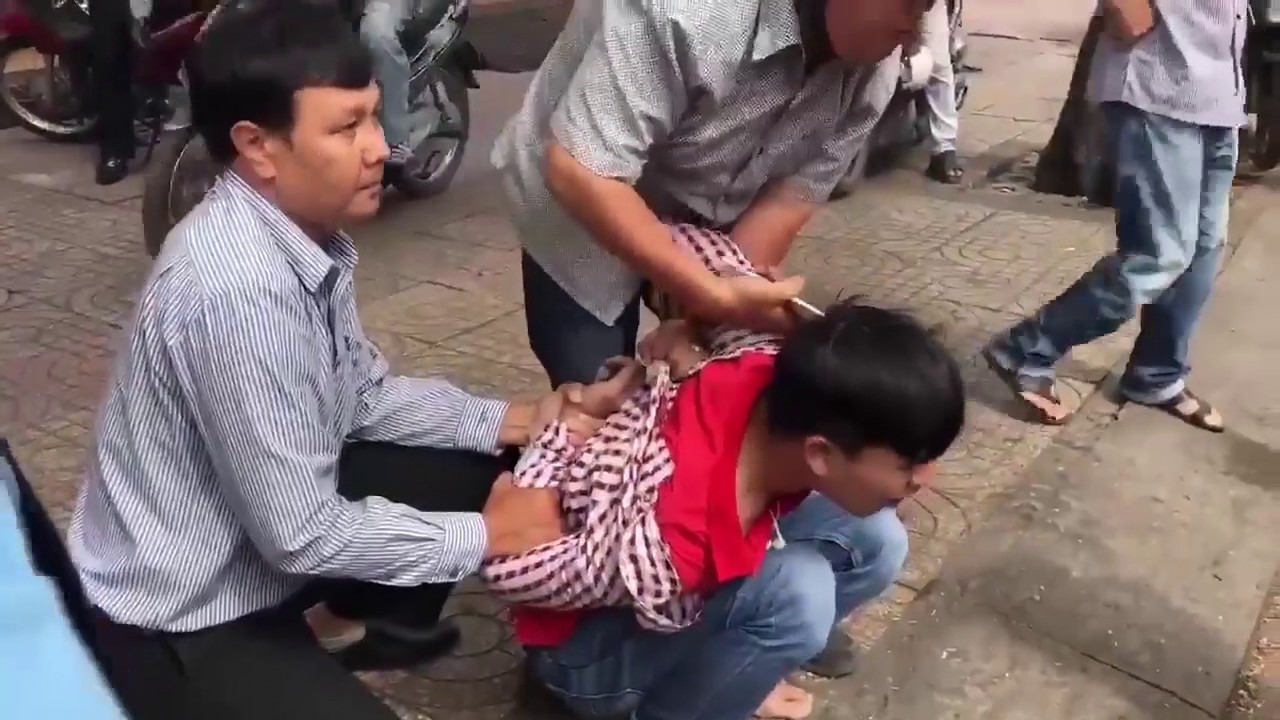 clip mot ten cuop bi dan vay bat ngay giua trung tam sai gon