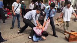 Một tên cướp bị dân vây bắt ngay giữa trung tâm Sài Gòn