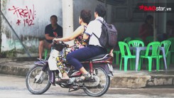 Quên thẻ dự thi, nam sinh được cô bán xôi đèo xe máy vượt hơn 10 cây số để kịp giờ thi