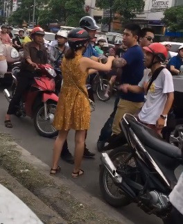 dan mang len an 2 thanh nien danh phu nu va nguoi nuoc ngoai