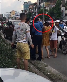 dan mang len an 2 thanh nien danh phu nu va nguoi nuoc ngoai