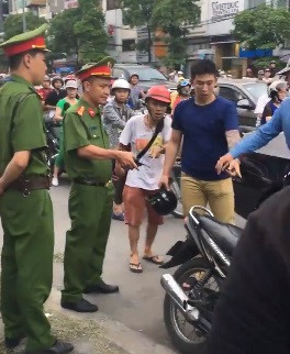 dan mang len an 2 thanh nien danh phu nu va nguoi nuoc ngoai