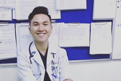 Bác sĩ 9X điển trai: 'Phải có máu điên mới theo học ngành y'