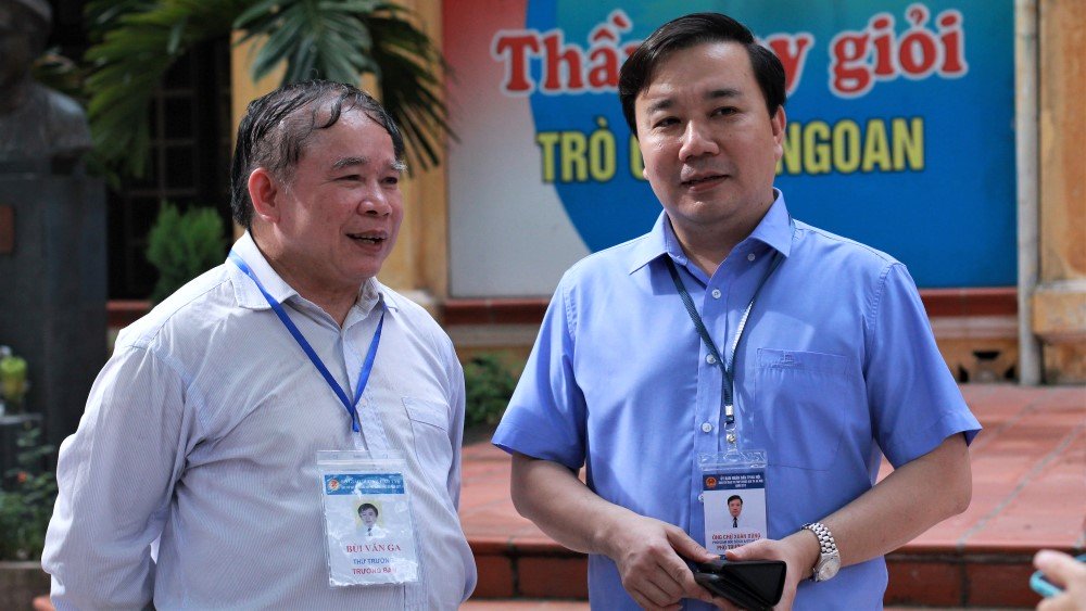 giao vien cham thi an ngu tai truong khong nghi chu nhat
