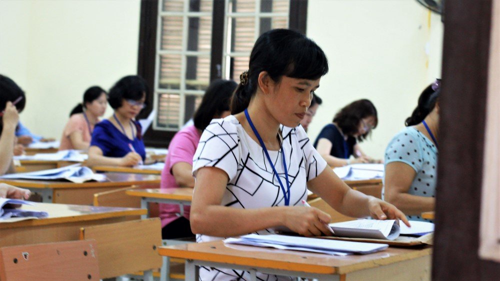 giao vien cham thi an ngu tai truong khong nghi chu nhat