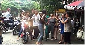 hai duong nu sinh cap 3 danh nhau da man chi vi bi nhin deu