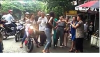 hai duong be trai 4 tuoi bi co giao mam non danh tim tay chan