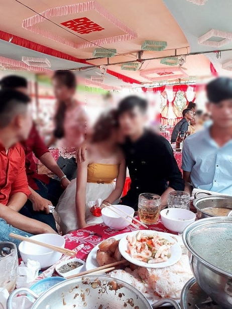 su that bat ngo ve anh co dau tua vai nguoi yeu cu khi nha trai sap den